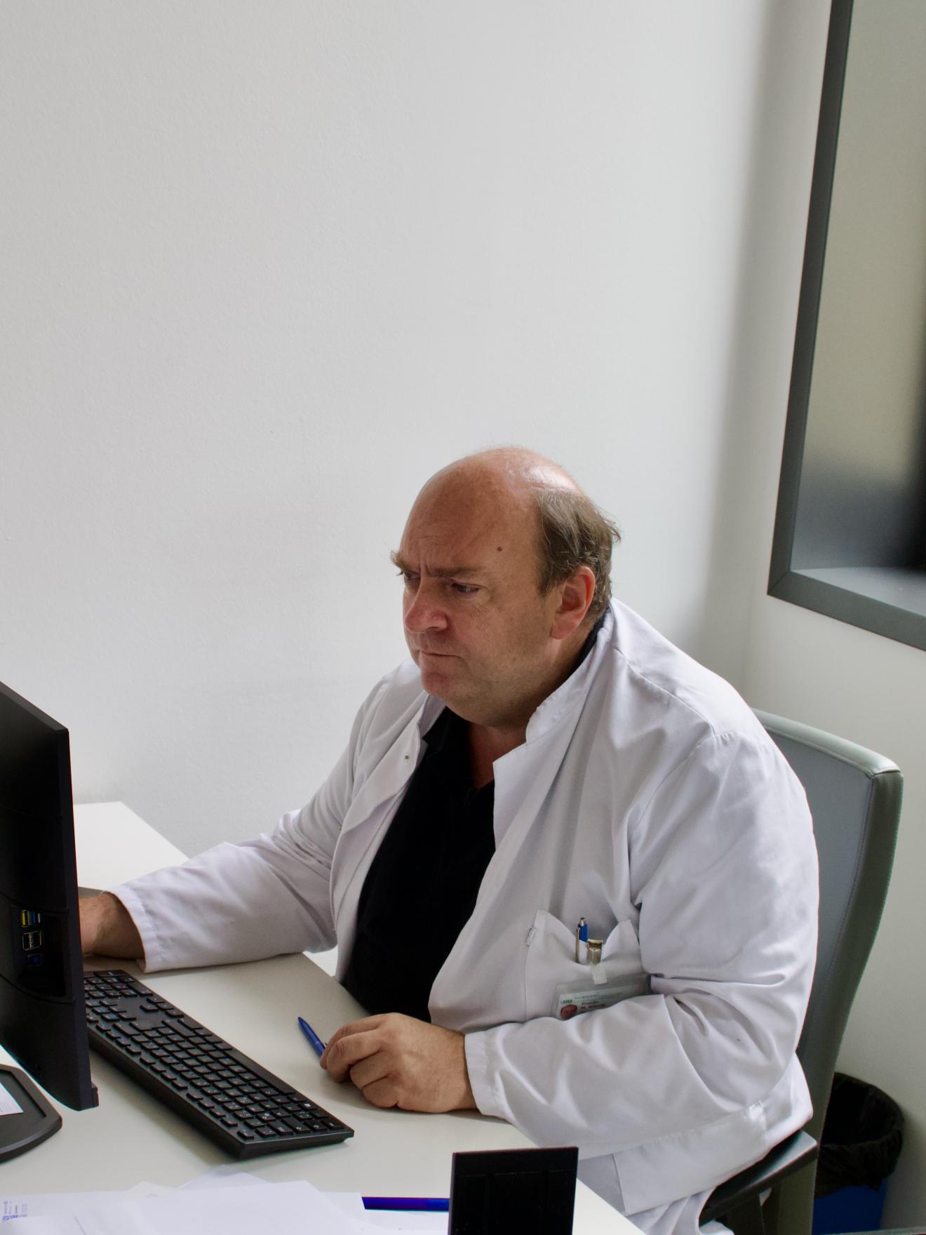 Prof. Wörnle schaut konzentriert auf seinen Bildschirm
