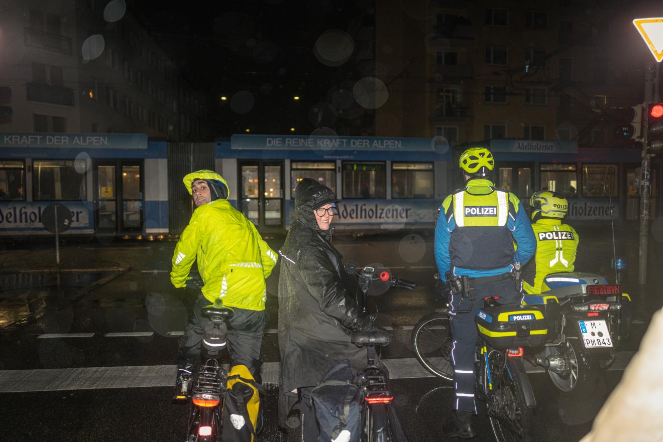 Katharina Horn (Mitte) gibt an diesem Abend die Richtung vor. Immer mit dabei, die Polizei.