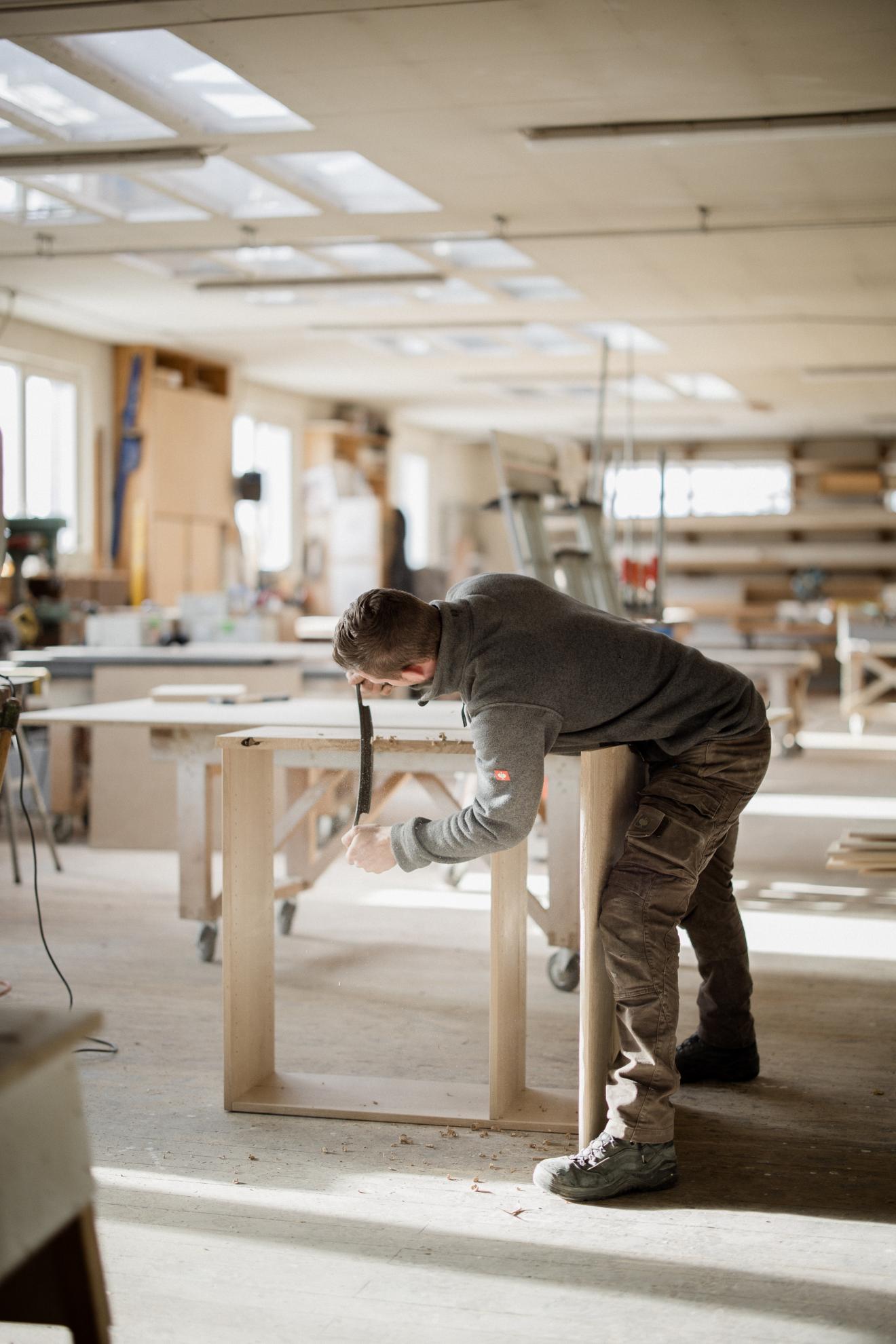 Schreiner hobelt Holz