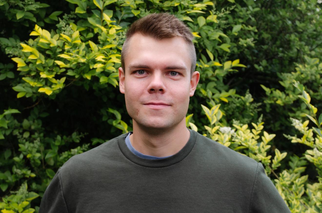 Ruben, 26, beschäftigt sich intensiv mit politischen Fragen – doch klare Antworten und echte Zugehörigkeit findet er selten.