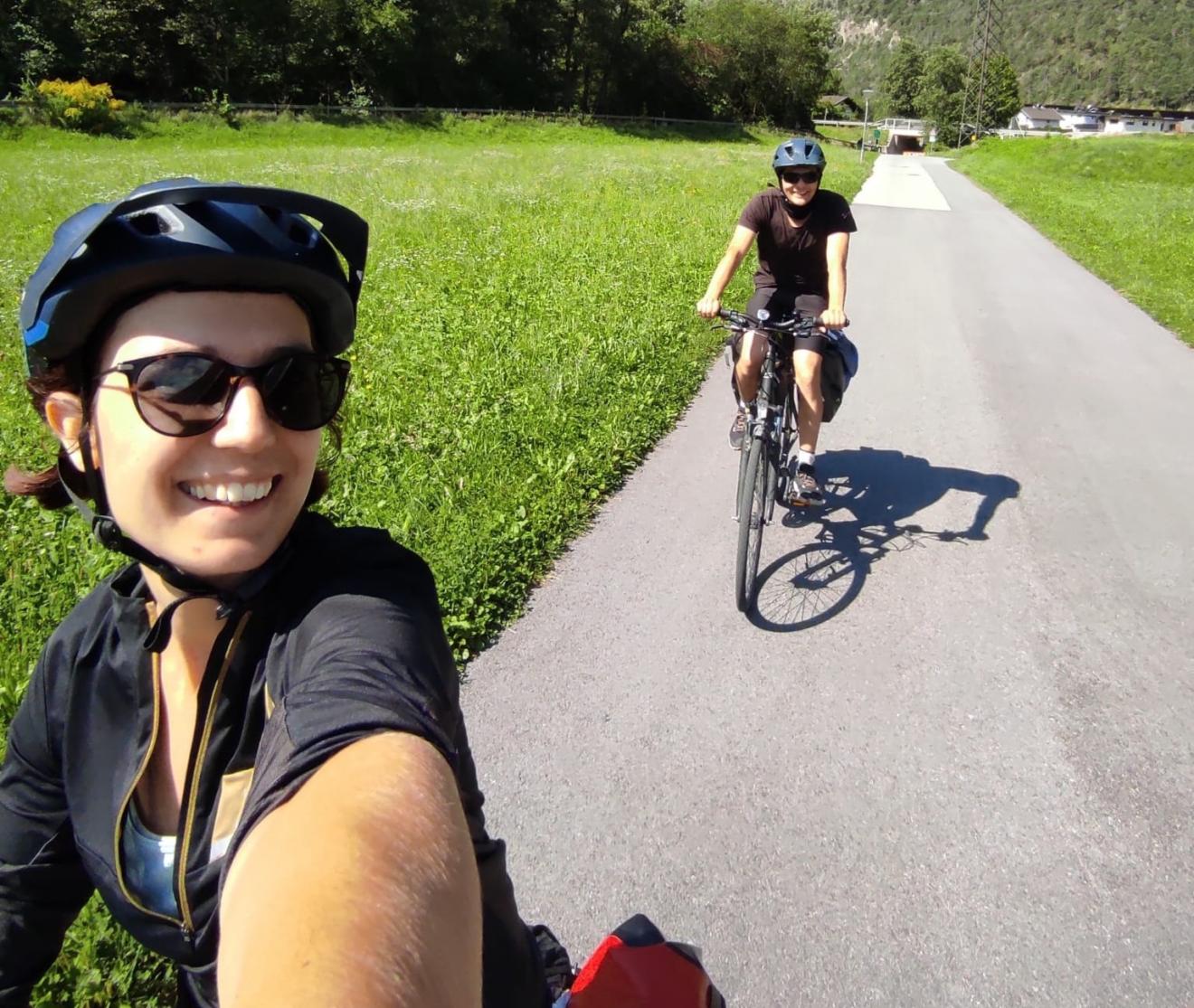 Man sieht Stéphane und Anne-Charlotte auf ihrem Fahrrad.