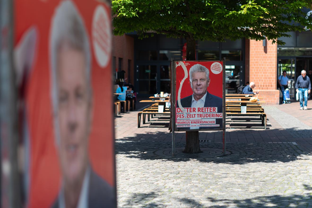 Wahlplakate wie das von SPD-Politiker Dieter Reiter mitten in der Stadt zwischen Supermarkt, Eiscafé und Bierbänken.