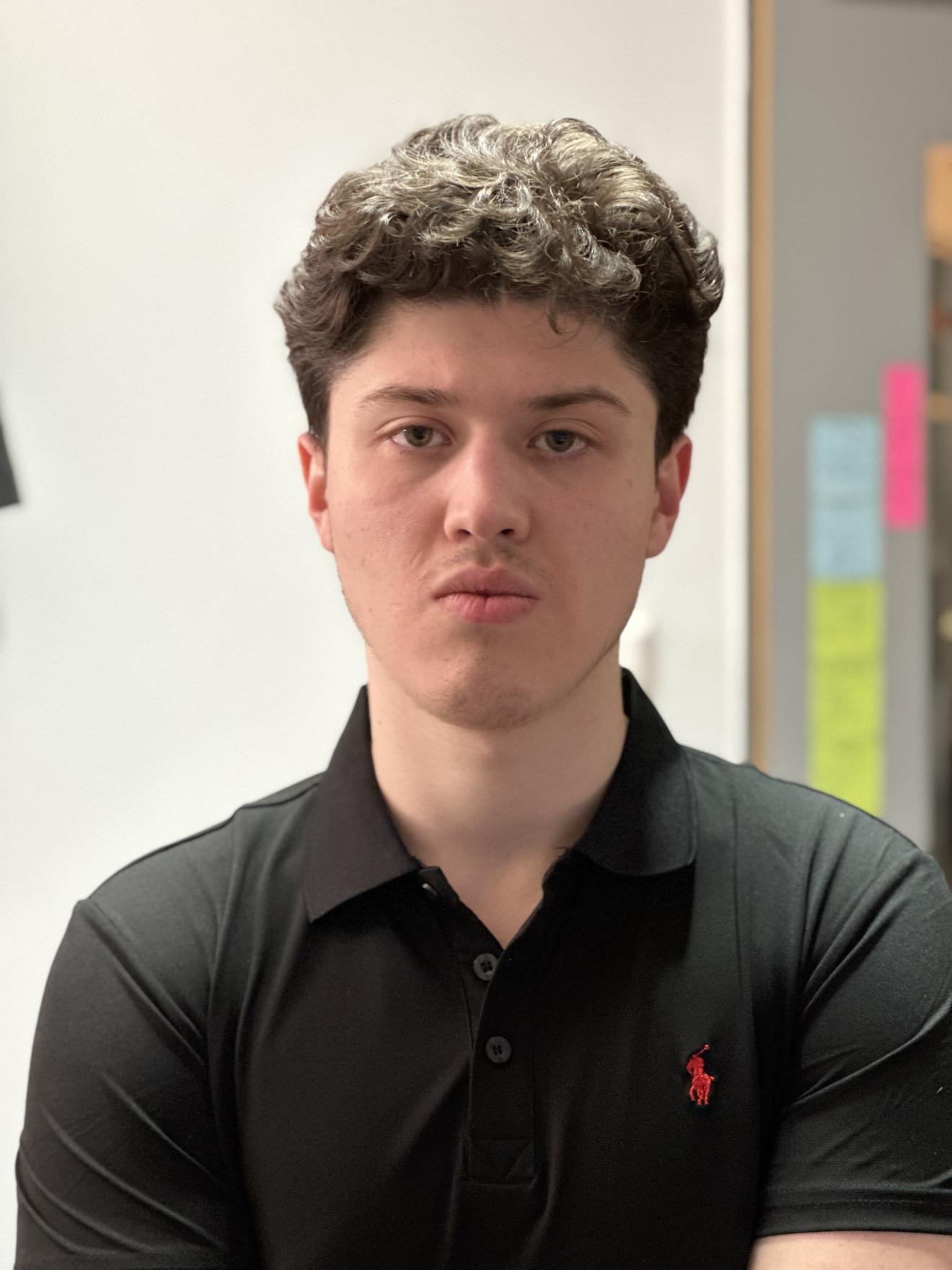 Junger Mann blickt in Kamera