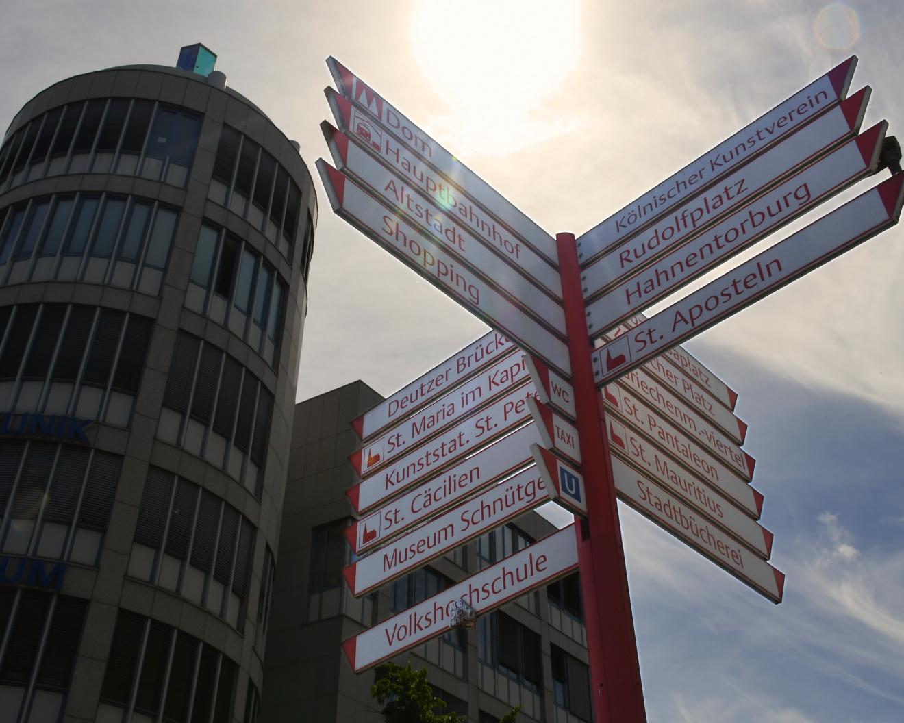 Ein Wegweiser von Köln