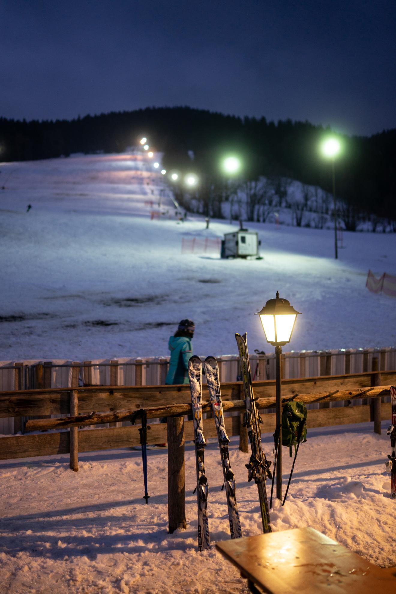 Skipiste bei Nacht