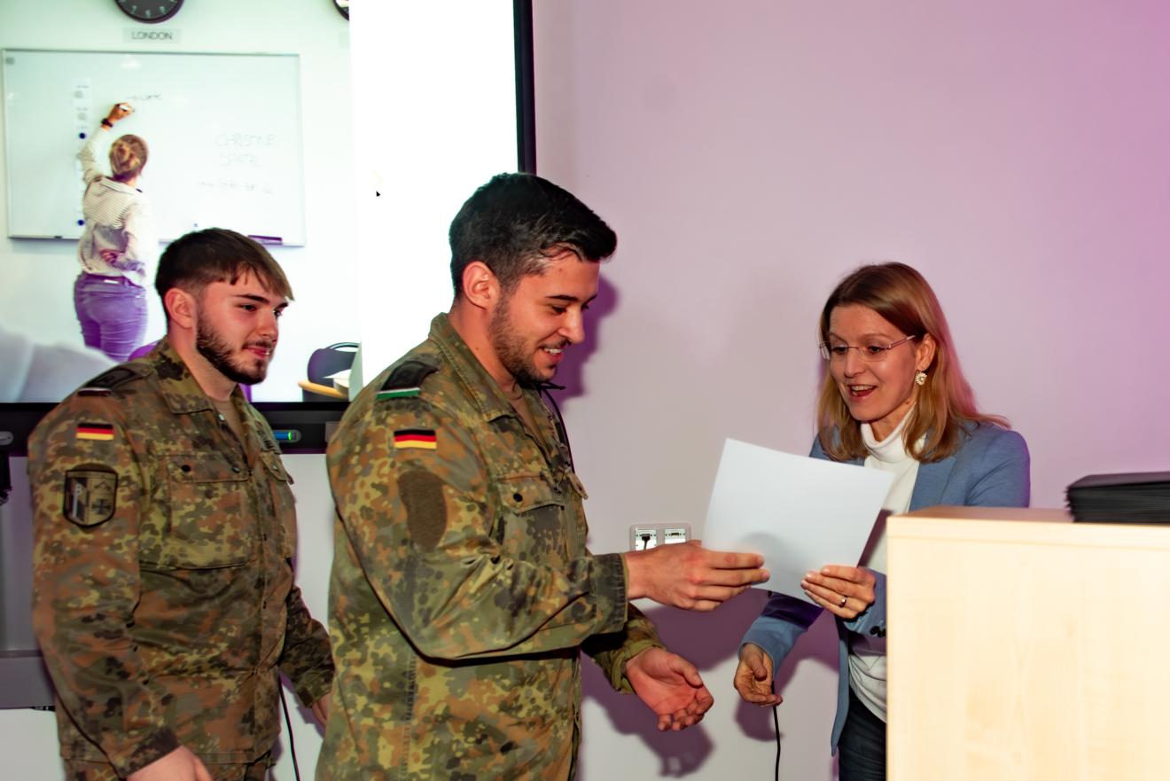 In der Kategorie "Newcomer 2025" gewinnt Tobias Mack (rechts) gemeinsam mit Jordan Kessler (links).