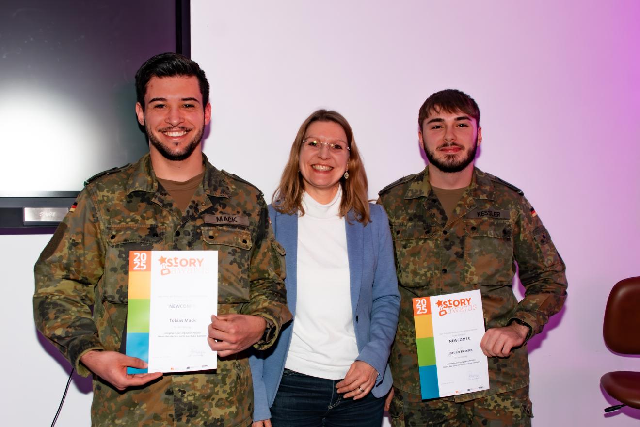 In der Kategorie "Newcomer 2025" gewinnt Tobias Mack (links) gemeinsam mit Jordan Kessler (rechts) und Frau Prof. Preisinger (Mitte).