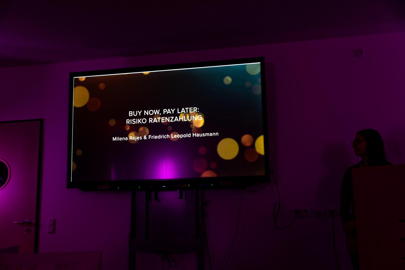 Die Gewinner sind an einem Bildschirm mit ihrem Thema angespielt.