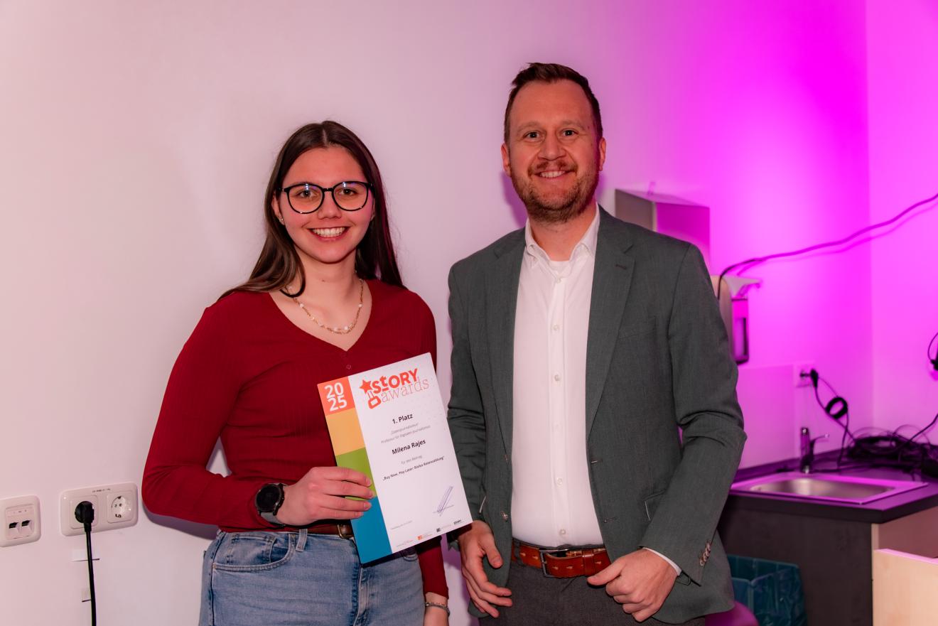 Die Gewinnerin Milena Rajes (links) mit Professor Schützender.