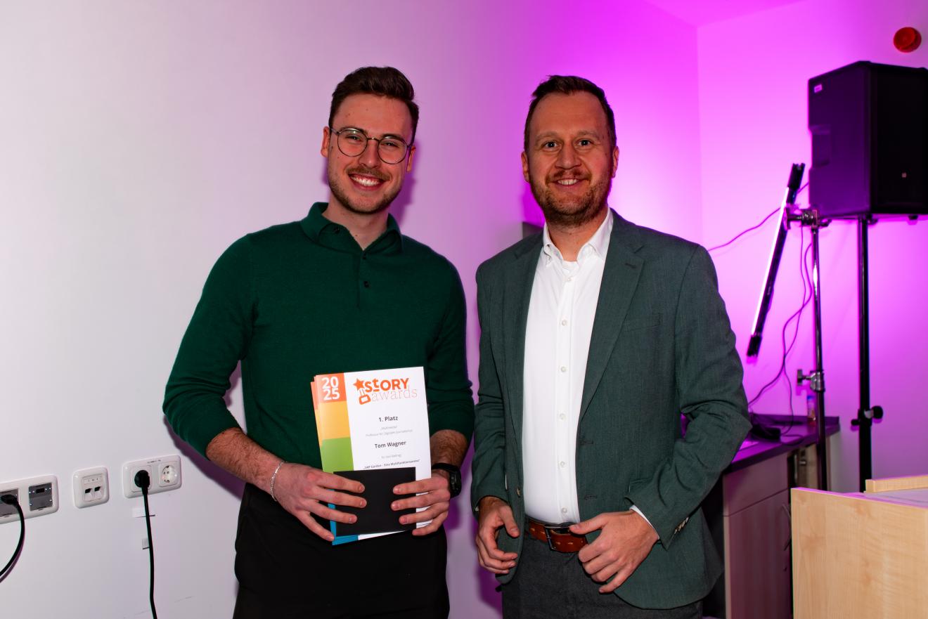 Der Gewinner Tom Wagner mit Professor Jonas Schützender. 