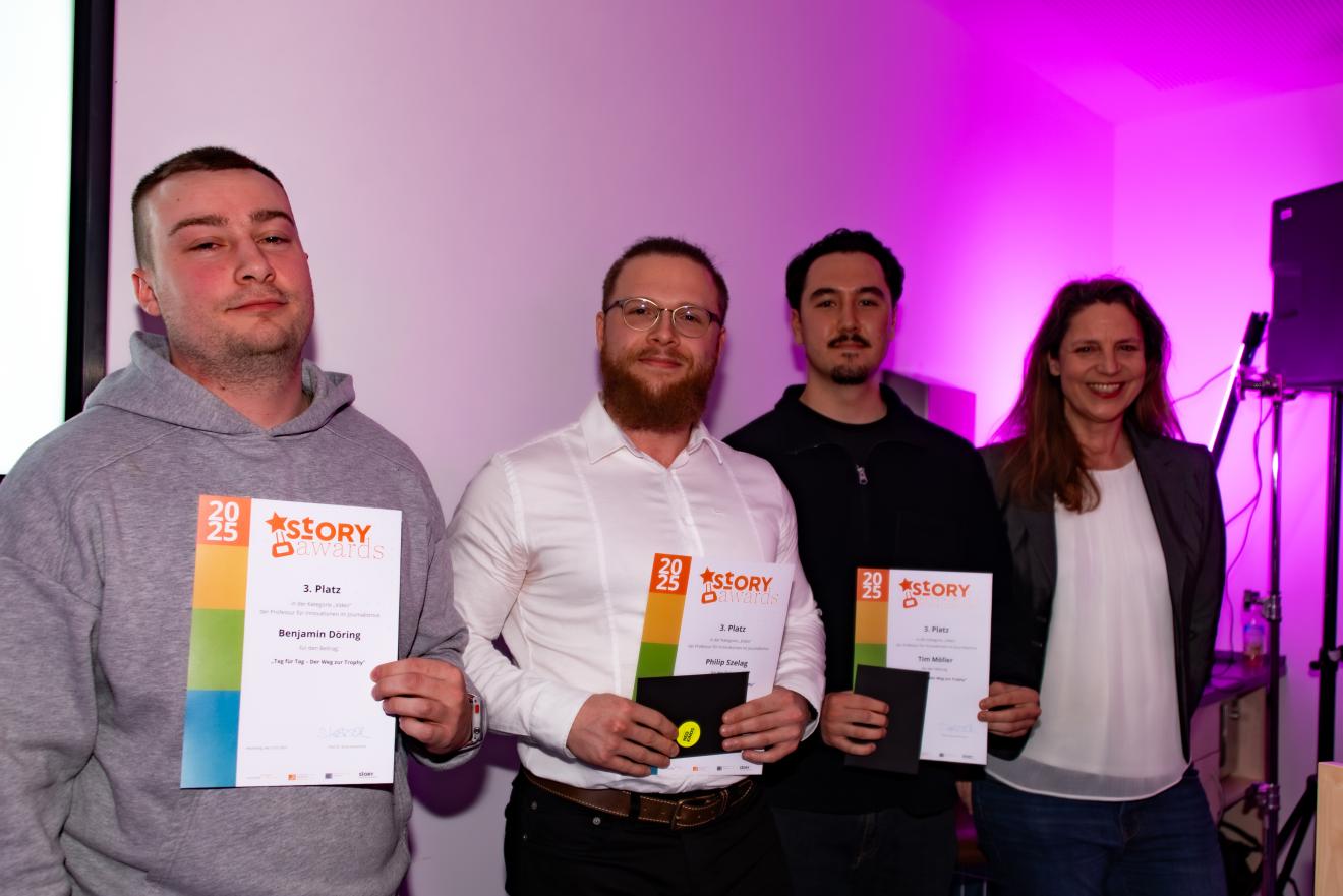 Julian Döring, Philipp Szelag und Tim Möller laden mit ihrem Video auf dem Podium. 