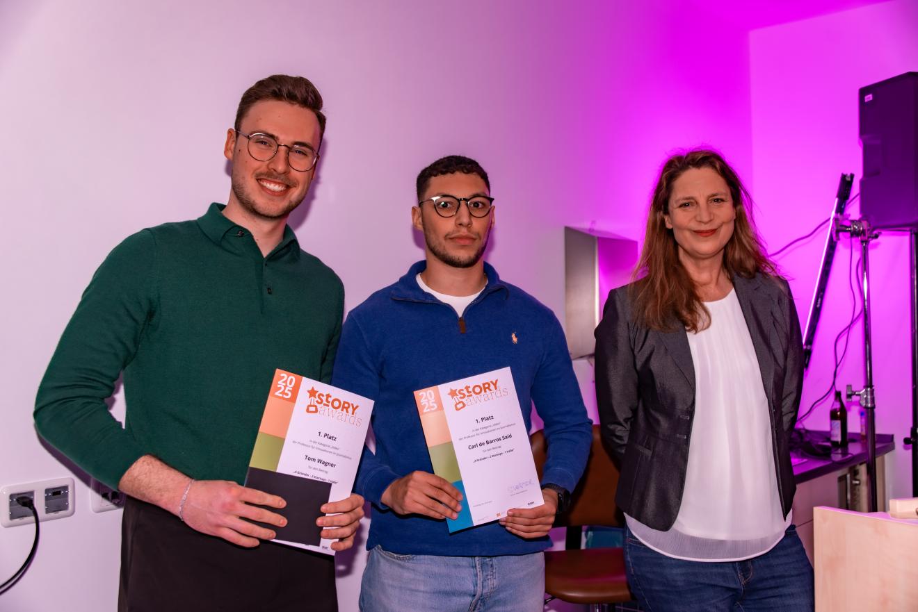 Tom Wagner (links) und Carl Barros (Mitte) erhalten ihren Preis von Professorin Sonja Kretzschmer (rechts). 