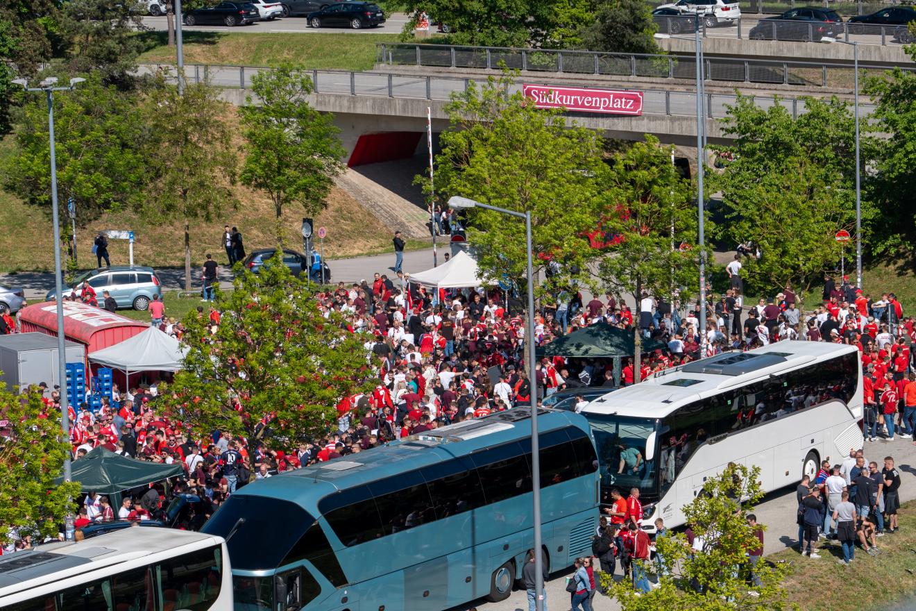 Der Südkurvenplatz vor der Allianz Arena, auf dem sich viele FC Bayern Fans vor einem Spiel treffen.