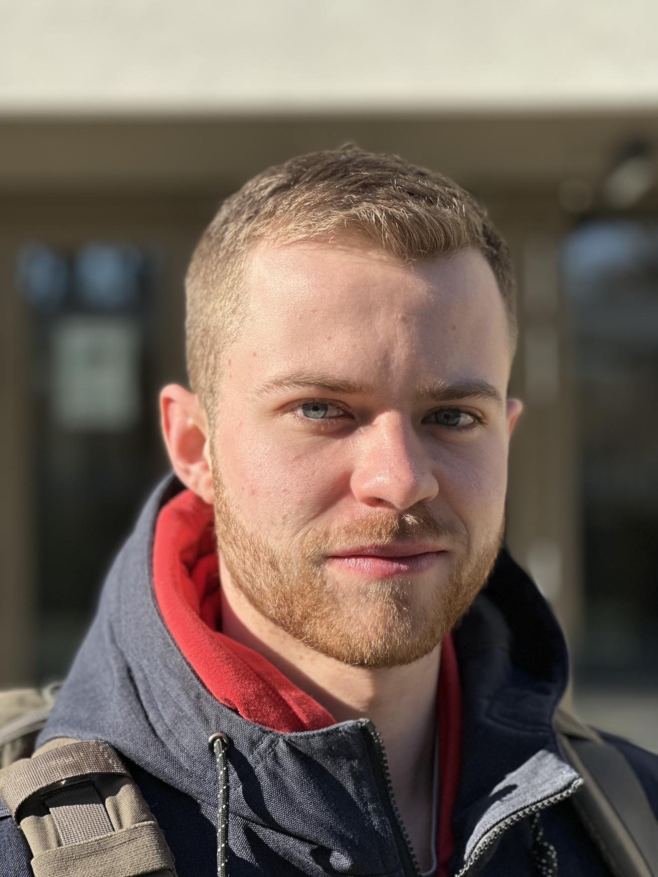 Mann blickt in Kamera