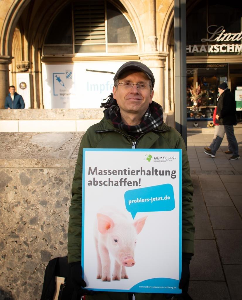 Marcus Bayer (46) mit Plakat auf einer Demonstration am Marienplatz in München