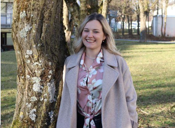 Tamara Simon - Listenkandidatin und Soldatin - lehnt an einem Baum