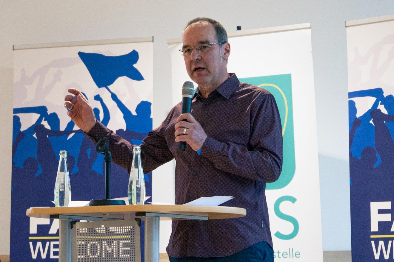 Michael Gabriel als Redner bei einem Podium