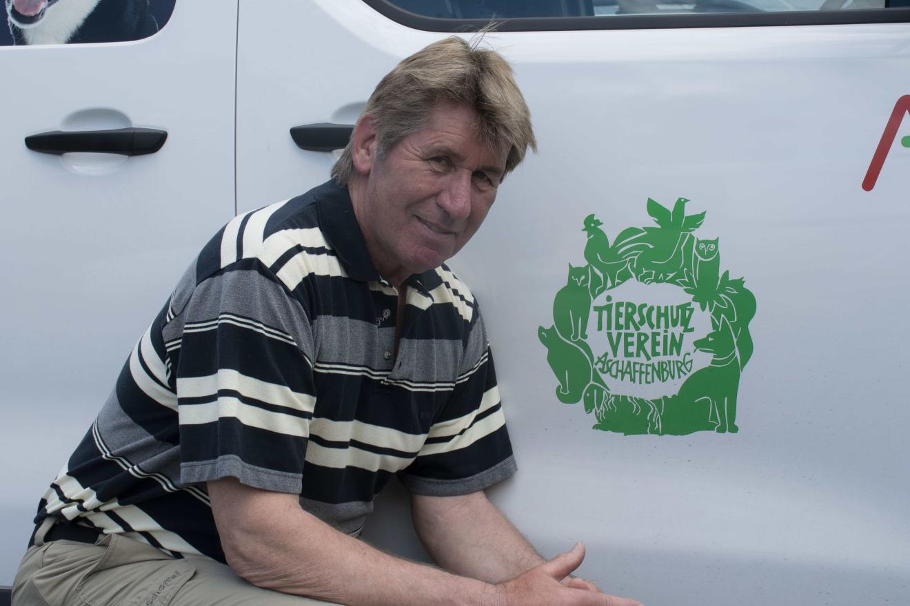Siegfried Gebhardt stolz vor dem neuen Fahrzeug, welches zur Rettung und Abholung von Tieren genutzt wird (Foto: Romana Rohden)
