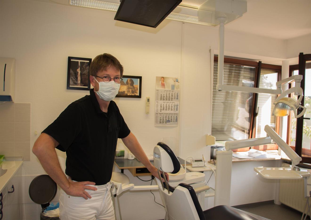  Zahnarzt Ulf Krathge in seiner Praxis: „Die Kosten sind ziemlich explodiert“ Credit: Nils Bergmann