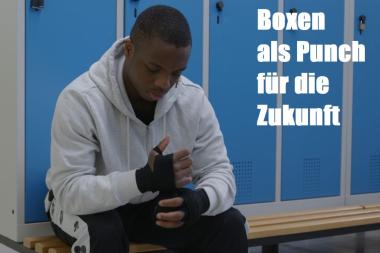 Boxer sitzt in einer Umkleide