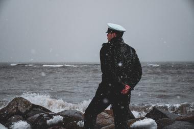 Marinesoldat am Ufer der Kieler Förde