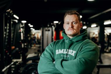 Jemand steht in einem Fitnessraum