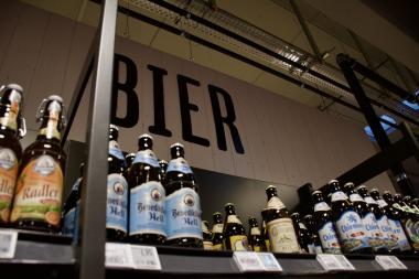 Bierflaschen im Regal eines Supermarktes