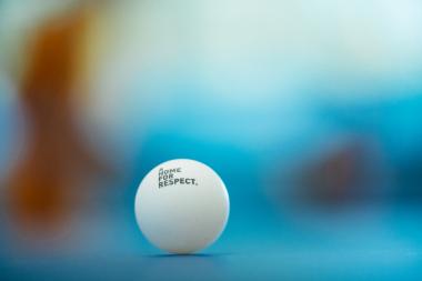 Tischtennisball mit der Aufschrift A HOME FOR RESPECT