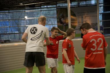 Ein Fussballtrainer ermutigt ein Kind.