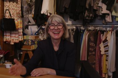 Annette Schlagheck sitzt an ihrem Schreibtisch