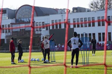 Das Bild zeigt Spieler des FC Bayern München zusammen mit ihrem Trainerteam beim öffentlichen Fußballtraining.