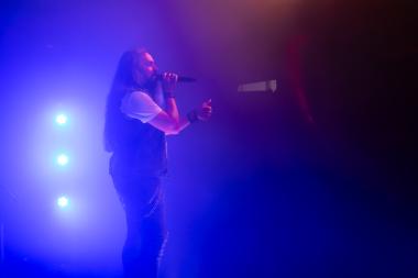 Daniel auf der Bühne im bunten Rampenlicht