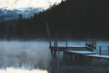 schneebedeckter Gipfel spiegelt sich im See