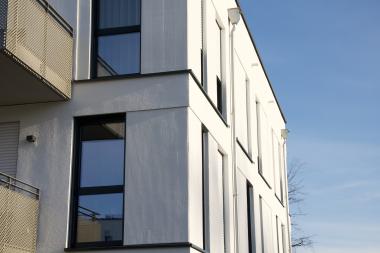 Ein modernes Mietshaus mit mehreren Wohnungen