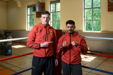 Coach Tim und Boxer Abdi stehen im Ring.