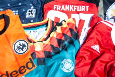 Dieses Bild zeigt verschiedenste Trikots und stellt so den Pluralismus in der Vereinslandschaft dar.