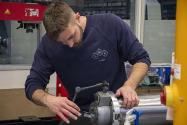 Florian Zech bei der Messung der Werkzeugaufnahme einer Maschinenspindel.