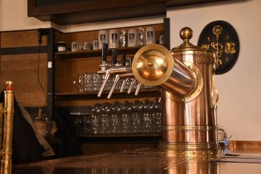 Ein Kupferzapfhahn auf dem Tresen des Augustiner-Kellers