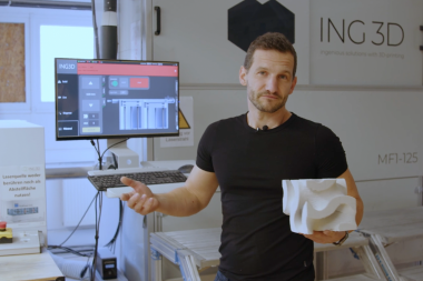 David Manjura präsentiert ein künstliches Riff-Bauteil