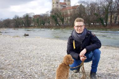  Niklas Hanfstängl (28) mit seinem Hund an der Isar in München