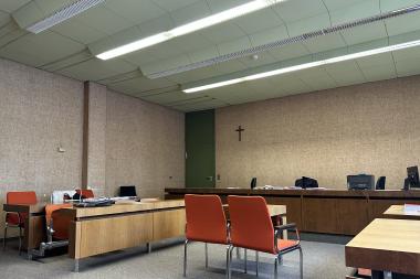 Ein leerer Verhandlungsraum im Amtsgericht München.