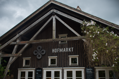 Die rurale Fassade des Herrmannsdorfer Hofladens