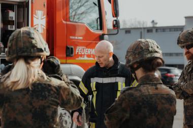 Feuerwehrmann erklärt die Geräte