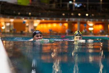 Julia und Luisa beim Schwimmtraining