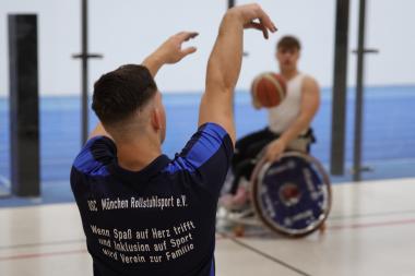 Lorenz beim Korbleger im Training