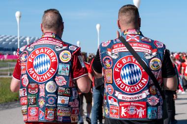 Zwei Kuttenfans vor der Allianz Arena in München