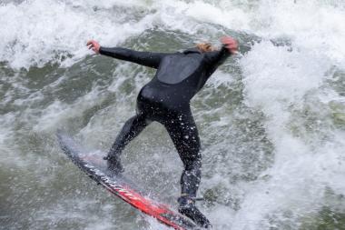 Riversurfer Marius beim Surfen an der Eisbachwelle.