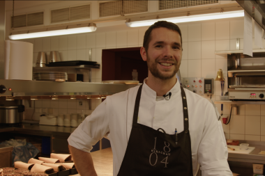 Küchenchef Lukas Adebahr in seiner Küche