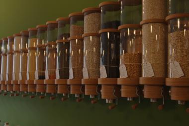 Eine Vielzahl an Waren in den Behältern.