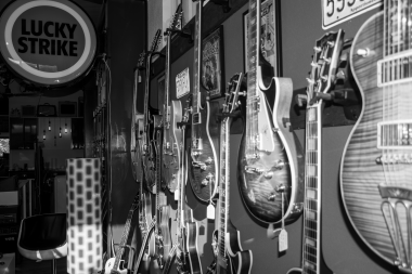 Vintage-Gitarren hängen an der Wand, wie in einem Museum